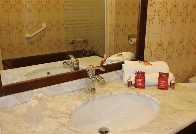 4인용 스탠다드 룸, Raymond Vii