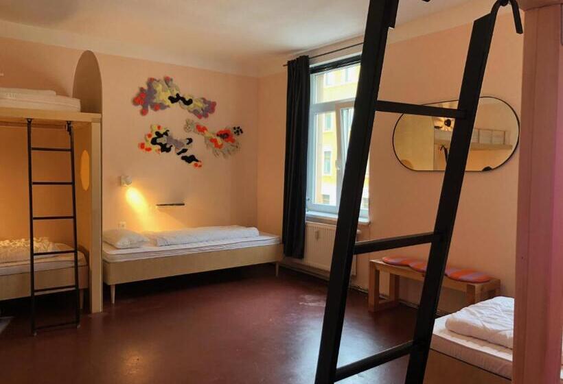 共用房间的床, Hostel & Garten Eden