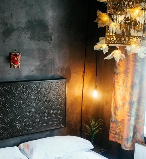 标准间, Hostel & Garten Eden