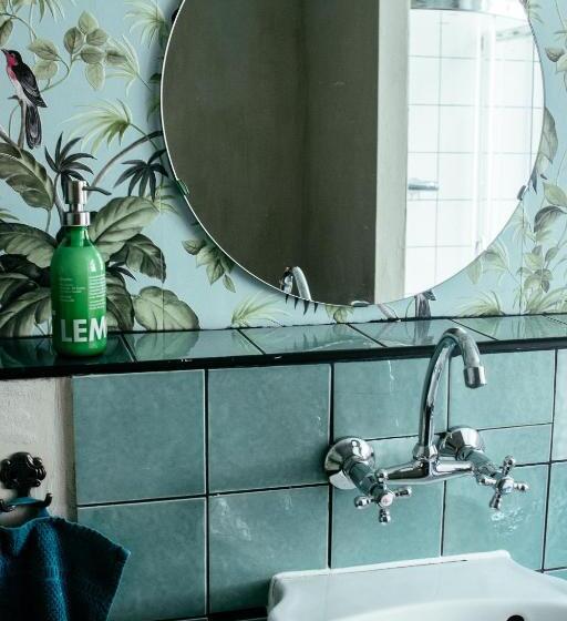 标准间, Hostel & Garten Eden