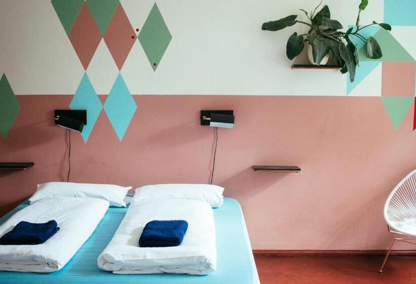 标准三人间, Hostel & Garten Eden