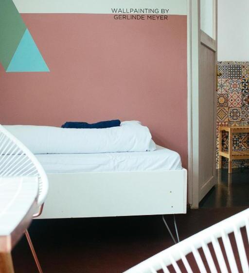 标准三人间, Hostel & Garten Eden