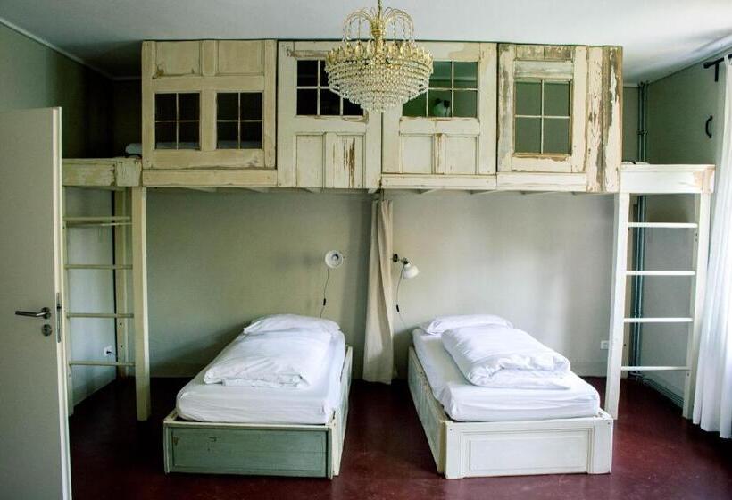 标准四人间共用浴室, Hostel & Garten Eden