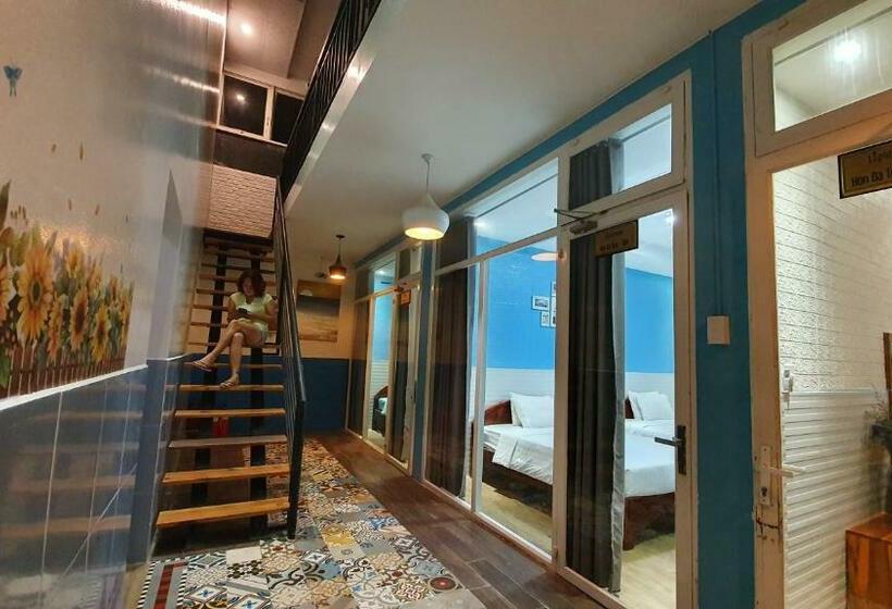 اتاق خانوادگی, Lighthouse Boutique