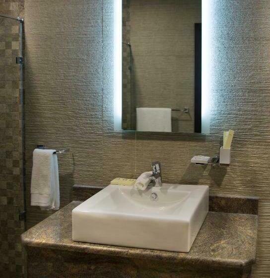 سوئیت اجرایی با چشم‌انداز دریا, Adams