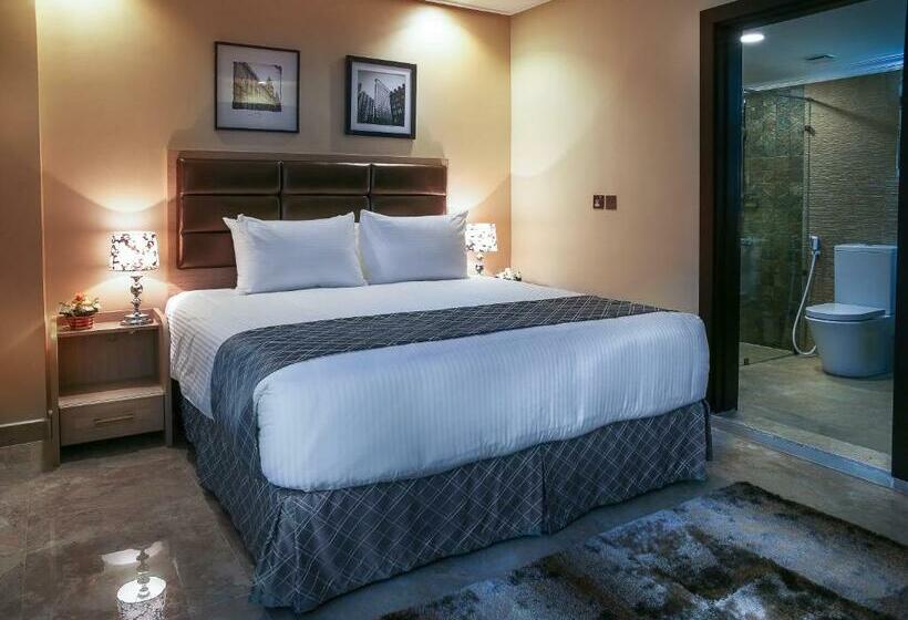 سوئیت اجرایی با چشم‌انداز دریا, Adams