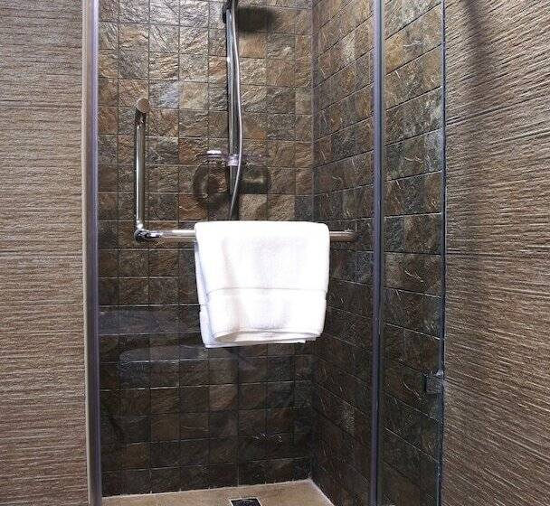 سوئیت اجرایی با چشم‌انداز دریا, Adams