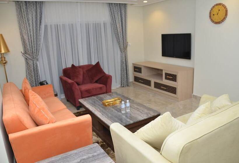 سوئیت اجرایی با چشم‌انداز دریا, Adams