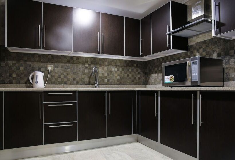 سوئیت اجرایی با چشم‌انداز دریا, Adams