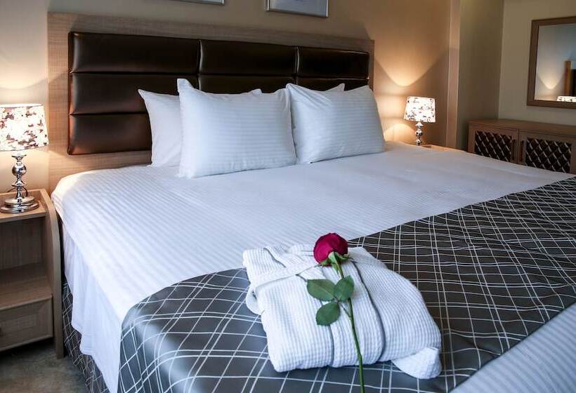 سوئیت اجرایی با چشم‌انداز دریا, Adams