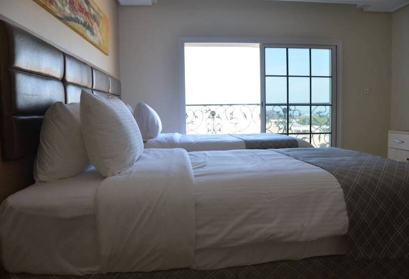 سوئیت اجرایی با چشم‌انداز دریا, Adams