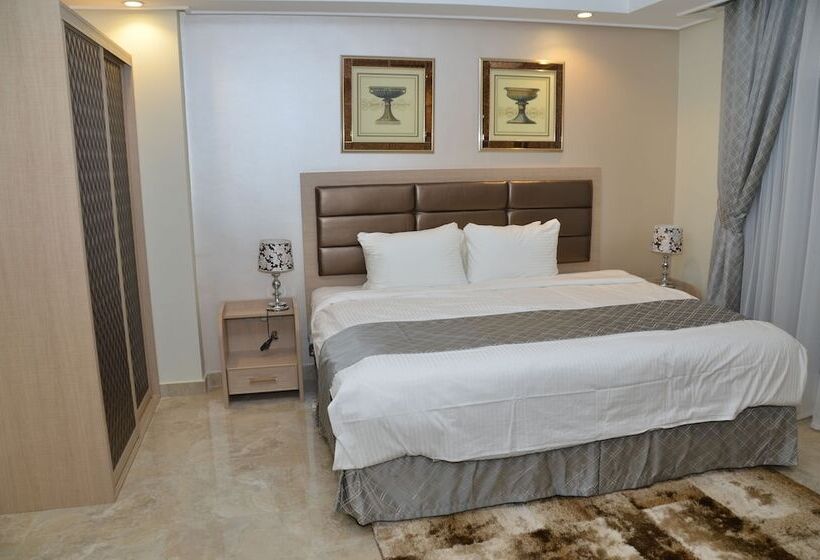 اتاق لوکس خانوادگی, Adams