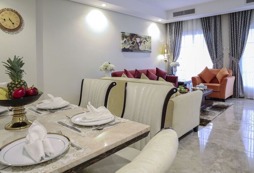 اتاق لوکس خانوادگی, Adams