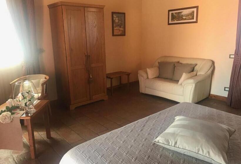 سوئیت جونیور با چشم‌انداز باغ, Casale Certosa