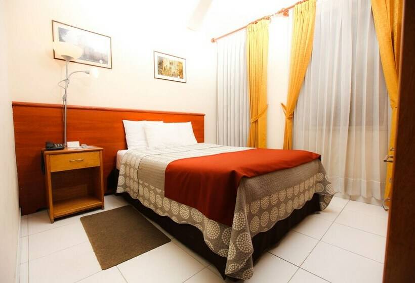 标准单人间, El Turista