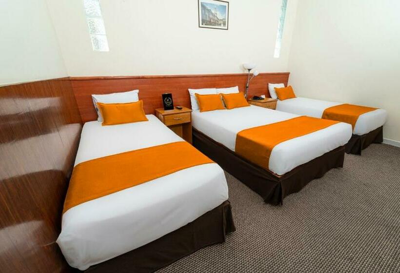 标准三人间, El Turista