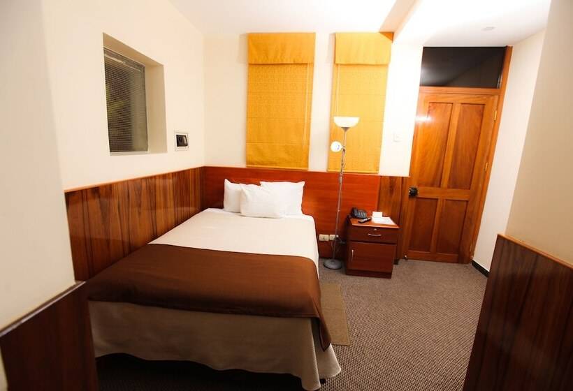 标准单人间, El Turista