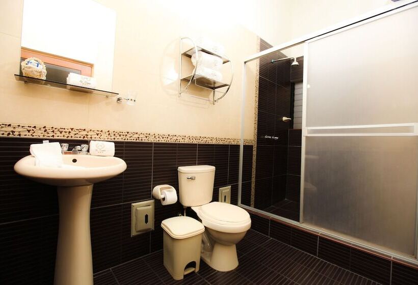 标准三人间, El Turista