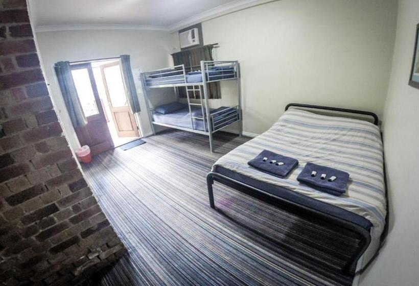 חדר דלוקס לשלושה, Somewhere To Stay Backpackers