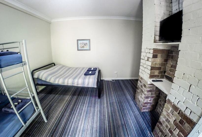 חדר דלוקס לשלושה, Somewhere To Stay Backpackers