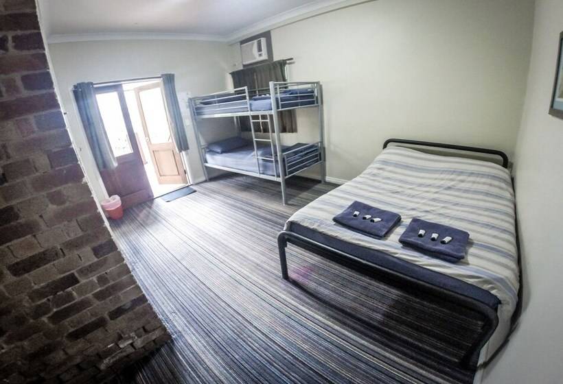 חדר דלוקס לשלושה, Somewhere To Stay Backpackers