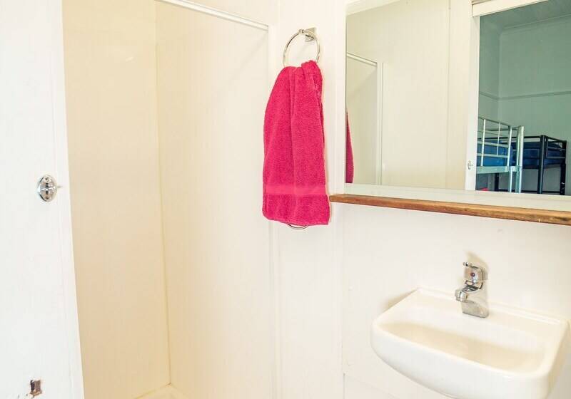 מיטה בחדר משותף, Somewhere To Stay Backpackers