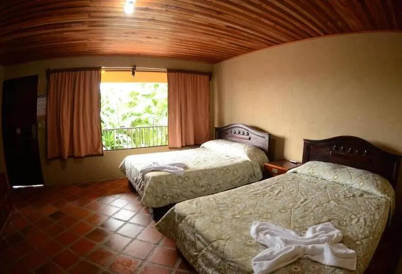 コンフォートルーム, Arenal Backpackers Resort