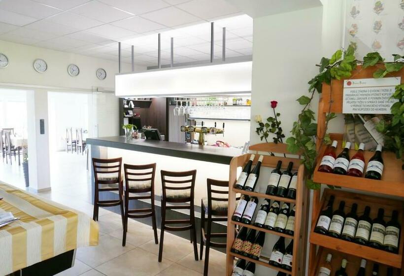 חדר סטנדרט לשלושה, Formule