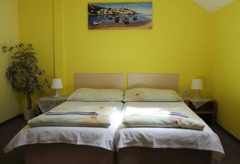 חדר סטנדרט לשלושה, Formule