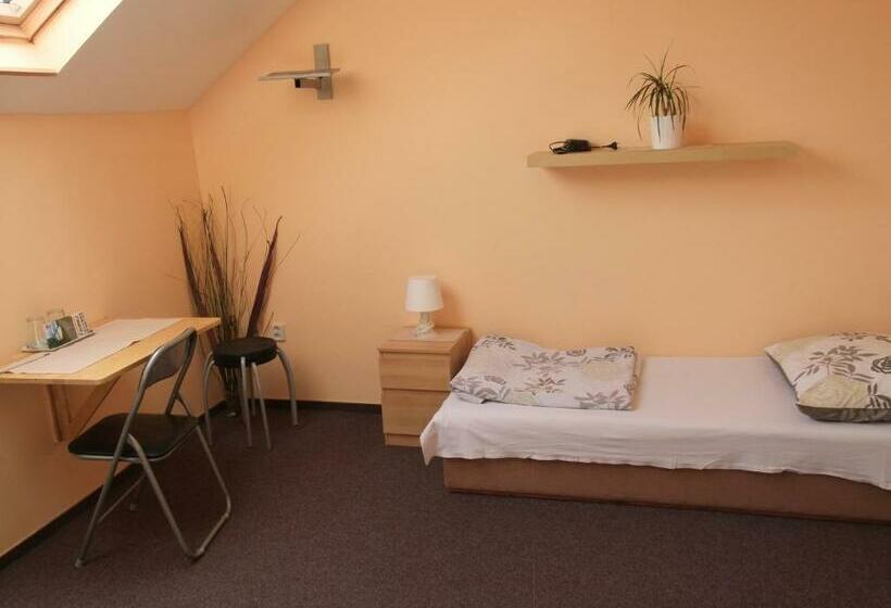 חדר סטנדרט לשלושה, Formule