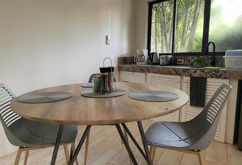 豪华三人间, La Ramona Charming