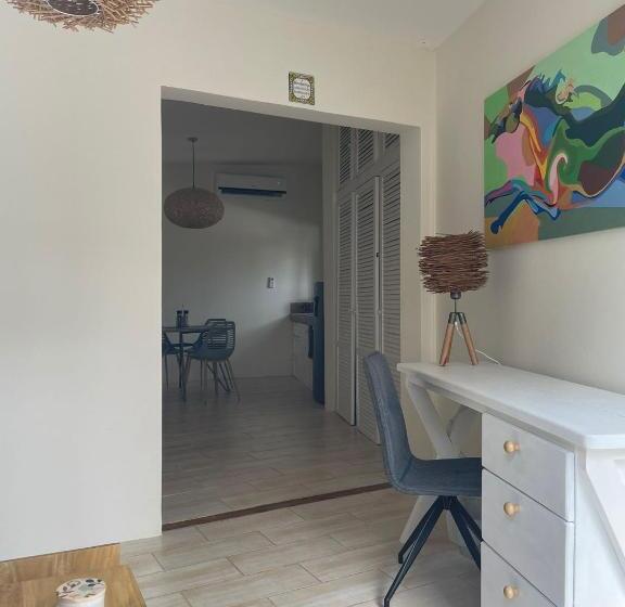 豪华三人间, La Ramona Charming