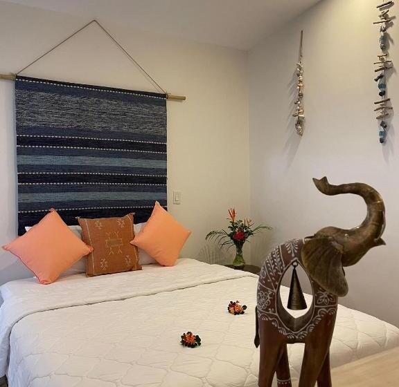 豪华三人间, La Ramona Charming