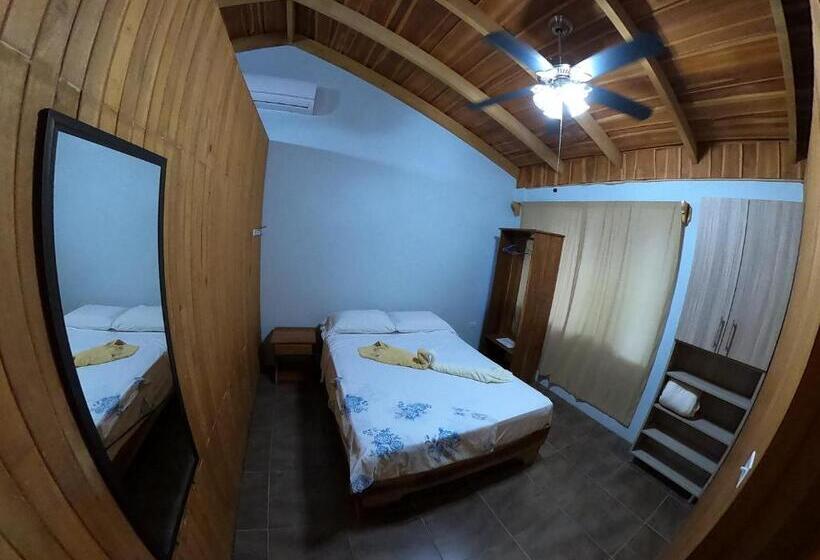 Quarto Quadruple Standart Vista Jardim, Laureles Collection Uvita   Cabinas Los Laureles