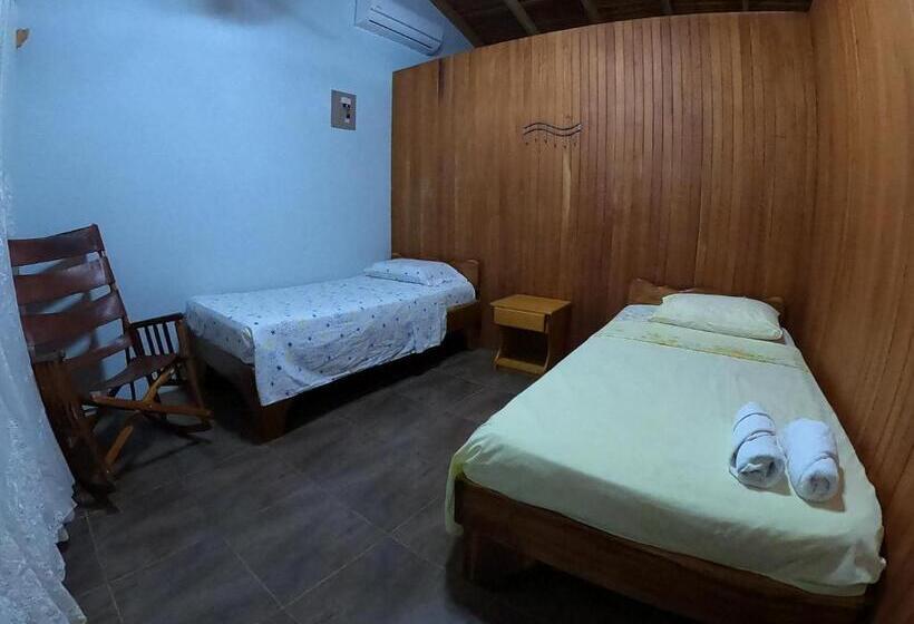 Quarto Quadruple Standart Vista Jardim, Laureles Collection Uvita   Cabinas Los Laureles