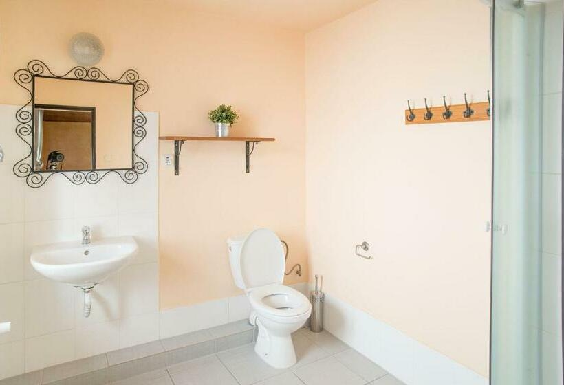 חדר סטנדרט לשלושה, Plesivec