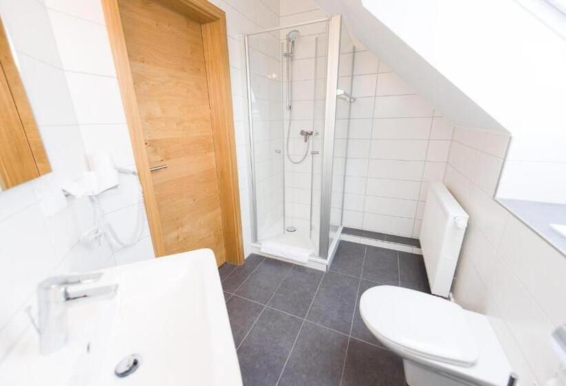 共用房间的床, Rhönhof