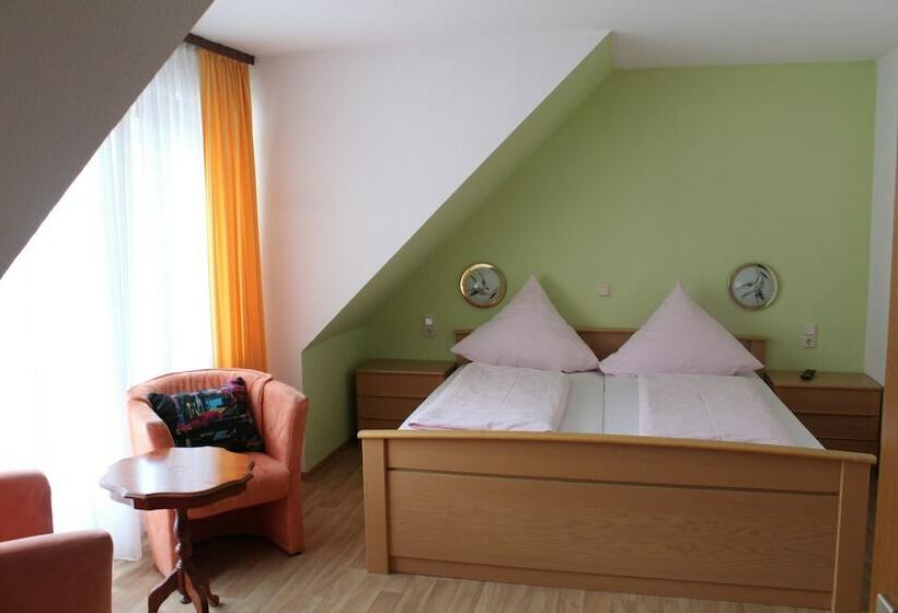 标准单人间, Royal Santana