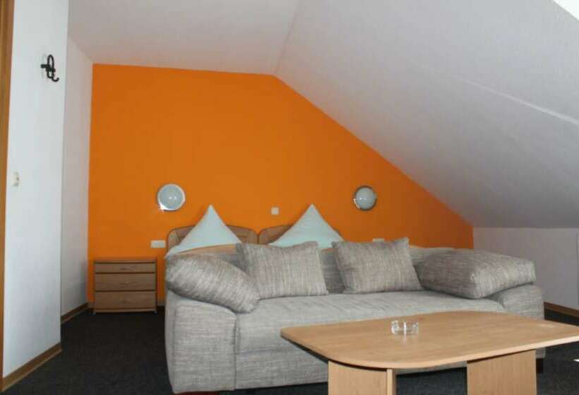 标准单人间, Royal Santana