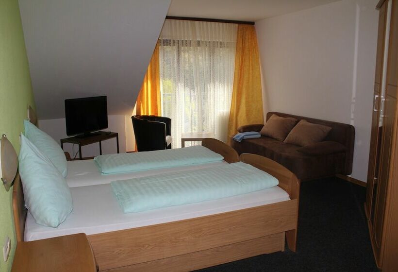 标准单人间, Royal Santana