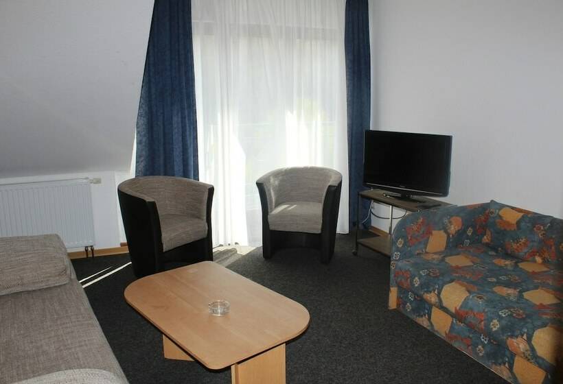 标准单人间, Royal Santana