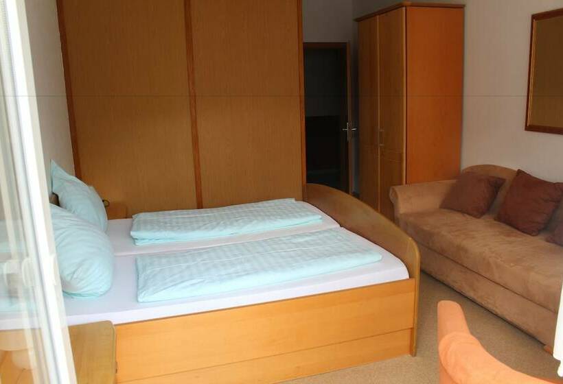 标准单人间, Royal Santana