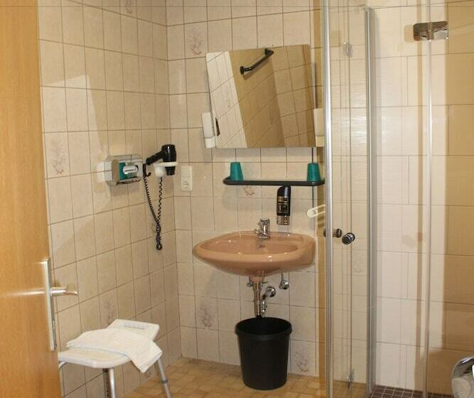 标准单人间, Royal Santana