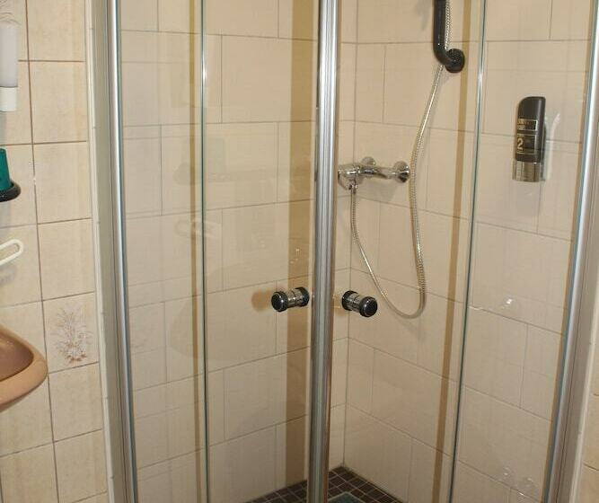 标准单人间, Royal Santana