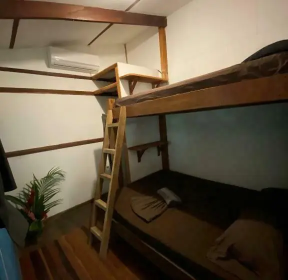 اتاق استاندارد سه تخته با سرویس بهداشتی مشترک, Playa 506 Beachfront Hostel