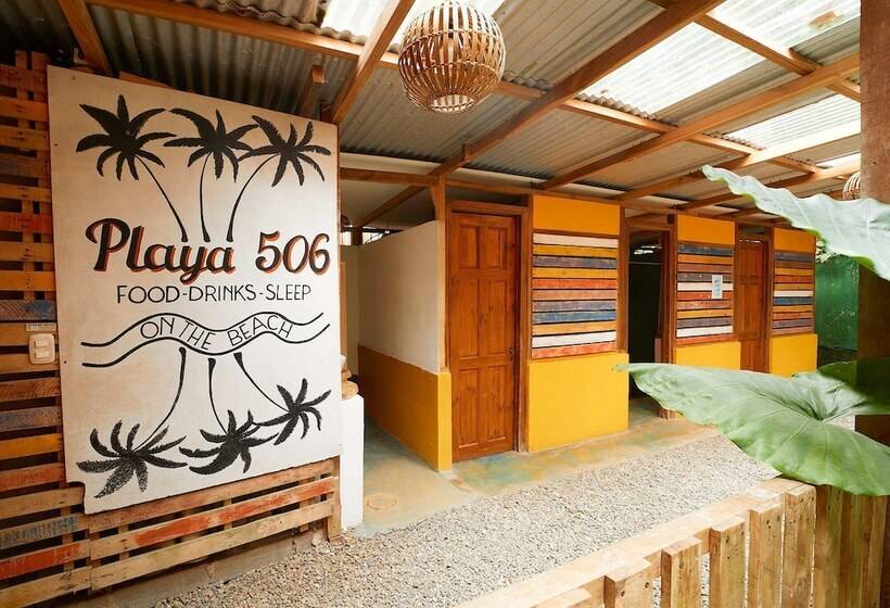 공용 욕실 구비 공동 객실 내의 침대, Playa 506 Beachfront Hostel