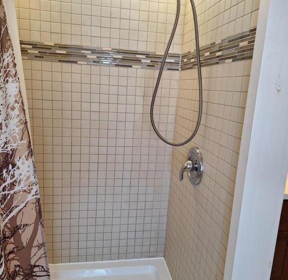 חדר סטנדרט לשלושה, Auberge Le P Tit Bonheur   Hostel