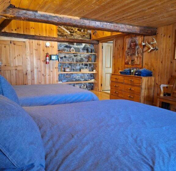 חדר סטנדרט לשלושה, Auberge Le P Tit Bonheur   Hostel