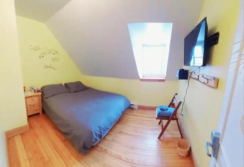 バス共有のスタンダードルーム, Auberge Le P Tit Bonheur Hostel
