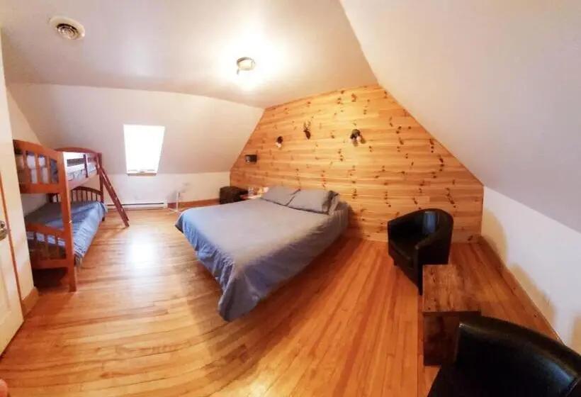 バス共有のスタンダードルーム, Auberge Le P Tit Bonheur Hostel
